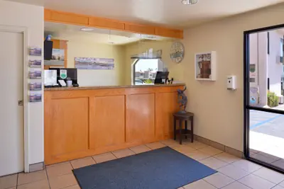 Photo 3 - Edgewater Inn And Suites