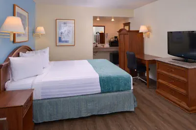 Photo 5 - Edgewater Inn And Suites