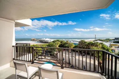 Photo 4 - La Quinta Inn & Suites by Wyndham Cocoa Beach Oceanfront