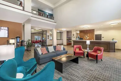 Photo 2 - Comfort Suites Redmond Airport