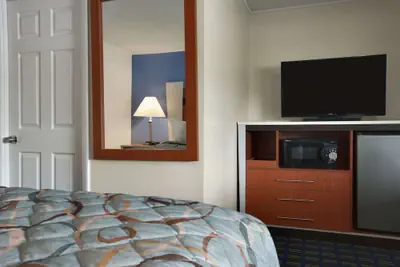 Photo 5 - Days Inn by Wyndham West Yarmouth/Hyannis Cape Cod Area