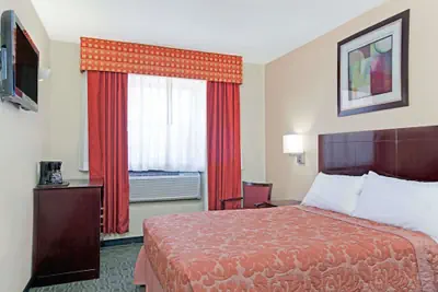 Photo 4 - Super 8 by Wyndham Long Island City LGA Hotel
