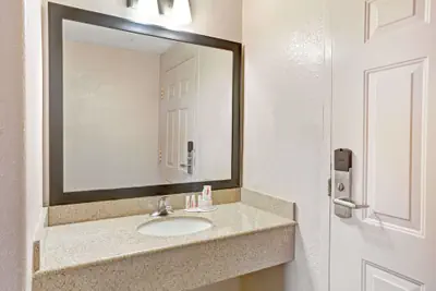 Photo 4 - Howard Johnson by Wyndham Galveston
