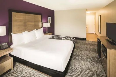 Photo 2 - La Quinta Inn & Suites by Wyndham Milledgeville