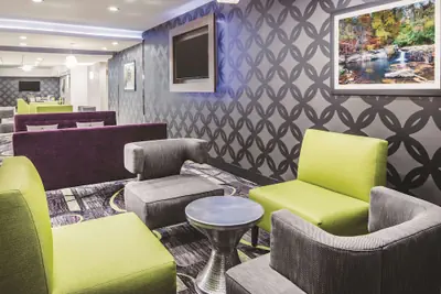 Photo 5 - La Quinta Inn & Suites by Wyndham Milledgeville