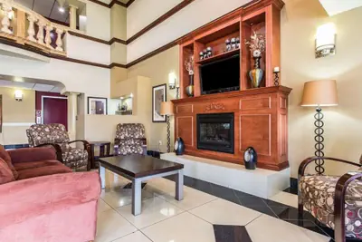 Photo 3 - Comfort Suites Bakersfield