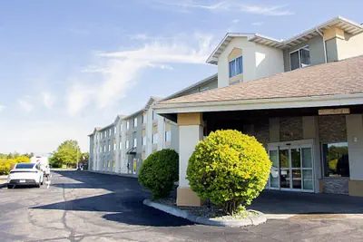 Photo 2 - Baymont by Wyndham Maumee Toledo