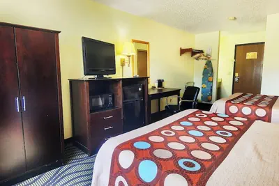 Photo 4 - Super 8 by Wyndham Newton