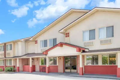 Photo 2 - Super 8 by Wyndham Kingston