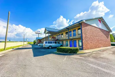 Photo 2 - Hahira Inn By OYO near Valdosta