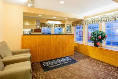 Photo 2 - Travelodge by Wyndham South Burlington