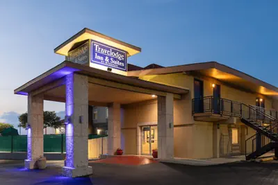 Photo 2 - Travelodge by Wyndham New Braunfels
