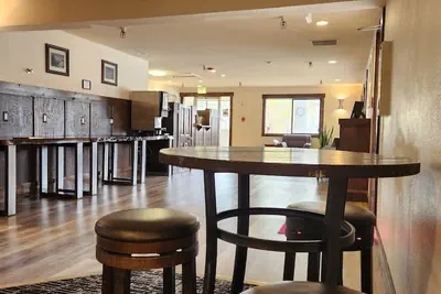 Photo 4 - Luxury Inn And Suites