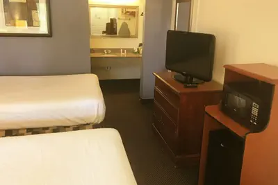 Photo 3 - Days Inn & Suites by Wyndham Mobile