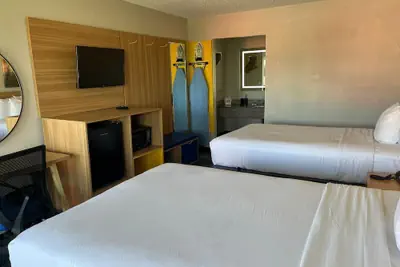 Photo 5 - Days Inn & Suites by Wyndham Mobile