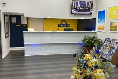 Photo 2 - Days Inn & Suites by Wyndham Mobile