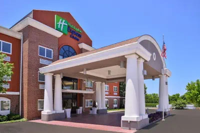 Photo 2 - Holiday Inn Express Hotel & Suites Elgin by IHG