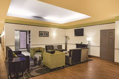 Photo 5 - La Quinta Inn & Suites by Wyndham Beaumont West