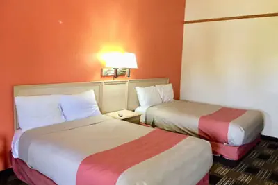 Photo 3 - Red Carpet Inn Great Lakes
