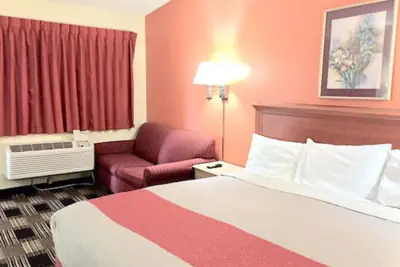 Photo 4 - Red Carpet Inn Great Lakes