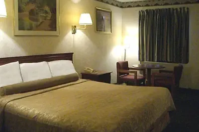 Photo 3 - Red Carpet Inn Williamstown