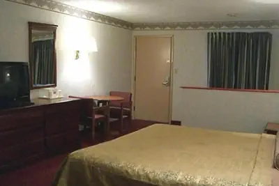 Photo 4 - Red Carpet Inn Williamstown