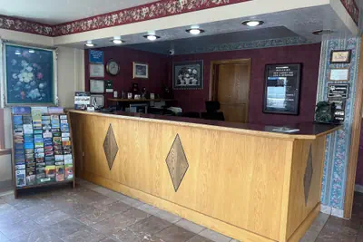 Photo 3 - Red Carpet Inn Medford