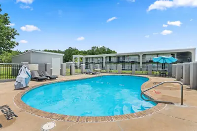 Photo 2 - Econo Lodge Andalusia