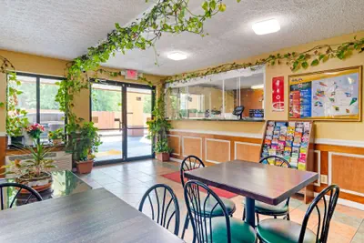 Photo 4 - Econo Lodge Decatur - Atlanta East