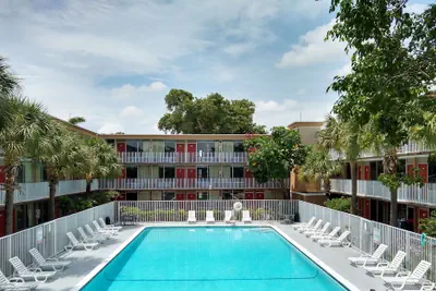 Photo 2 - Red Carpet Inn Airport and Cruise Port Hotel Fort Lauderdale