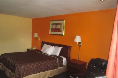 Photo 3 - Red Carpet Inn