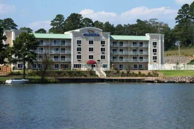Photo 2 - Baymont by Wyndham Hot Springs On the Lake