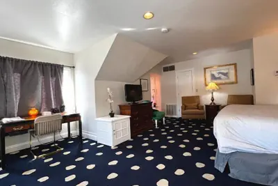 Photo 5 - The Sterling Hotel