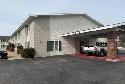Photo 2 - Iron Mountain Inn & Suites MI US 2