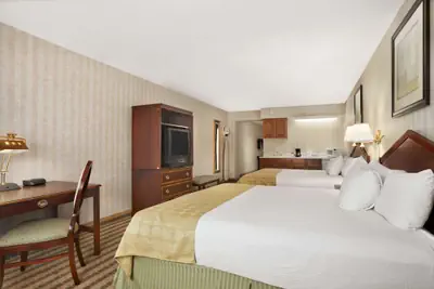 Photo 4 - Ramada by Wyndham Saginaw Hotel & Suites