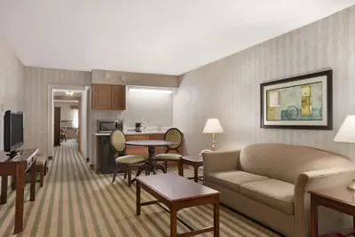Photo 5 - Ramada by Wyndham Saginaw Hotel & Suites