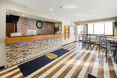 Photo 5 - Super 8 by Wyndham Pittsburgh/Monroeville