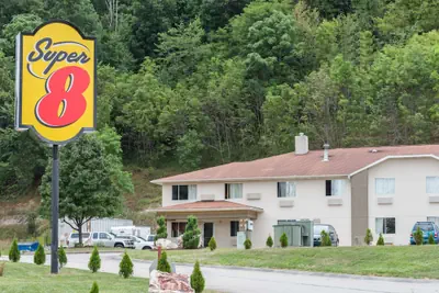 Photo 2 - Super 8 by Wyndham Pittsburgh/Monroeville
