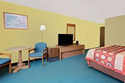 Photo 3 - Super 8 by Wyndham Sturgeon Bay