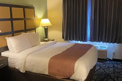 Photo 2 - Quality Inn & Suites Marinette