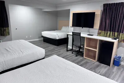 Photo 2 - Travelodge by Wyndham Redding CA