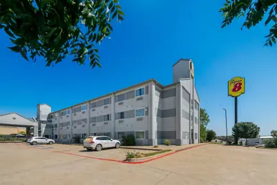 Photo 2 - Super 8 by Wyndham Weatherford