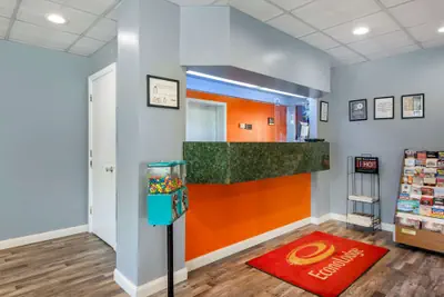 Photo 3 - Econo Lodge Cortland Downtown