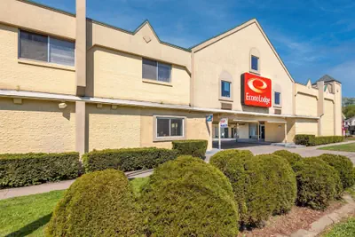 Photo 2 - Econo Lodge Cortland Downtown