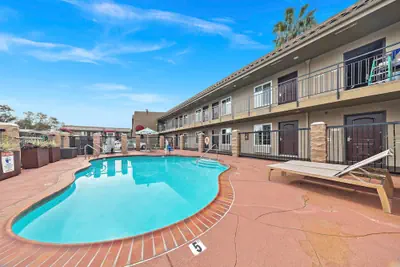 Photo 2 - Econo Lodge Inn & Suites Escondido Downtown