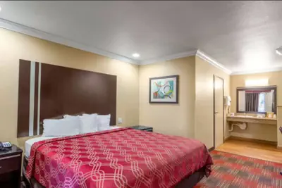 Photo 5 - Econo Lodge Inn & Suites Escondido Downtown
