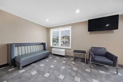 Photo 4 - Econo Lodge Inn & Suites Escondido Downtown