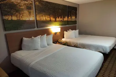 Photo 4 - Days Inn & Suites by Wyndham Huntsville