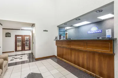 Photo 2 - Days Inn & Suites by Wyndham Huntsville