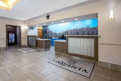 Photo 2 - La Quinta Inn & Suites by Wyndham Conroe